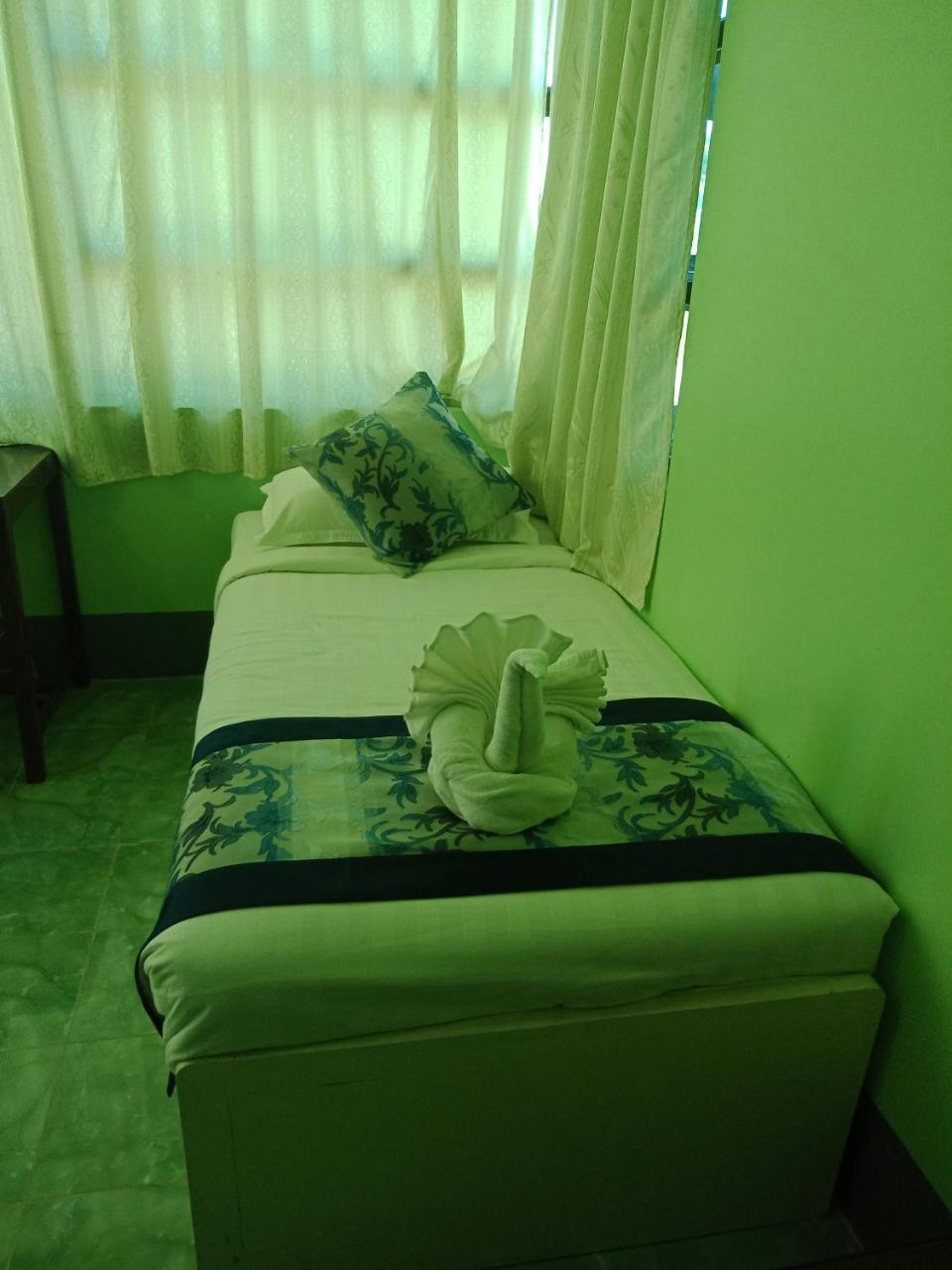 Nay Chi Lin Hotel Pathein 外观 照片